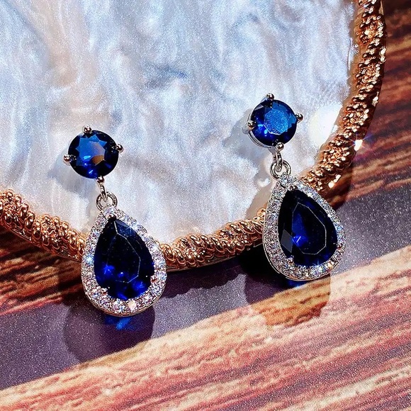 ♦️SALE♦️🌟2/$25🌟Bright Blue Crystal Zirconia Drop Earrings - Picture 4 of 14